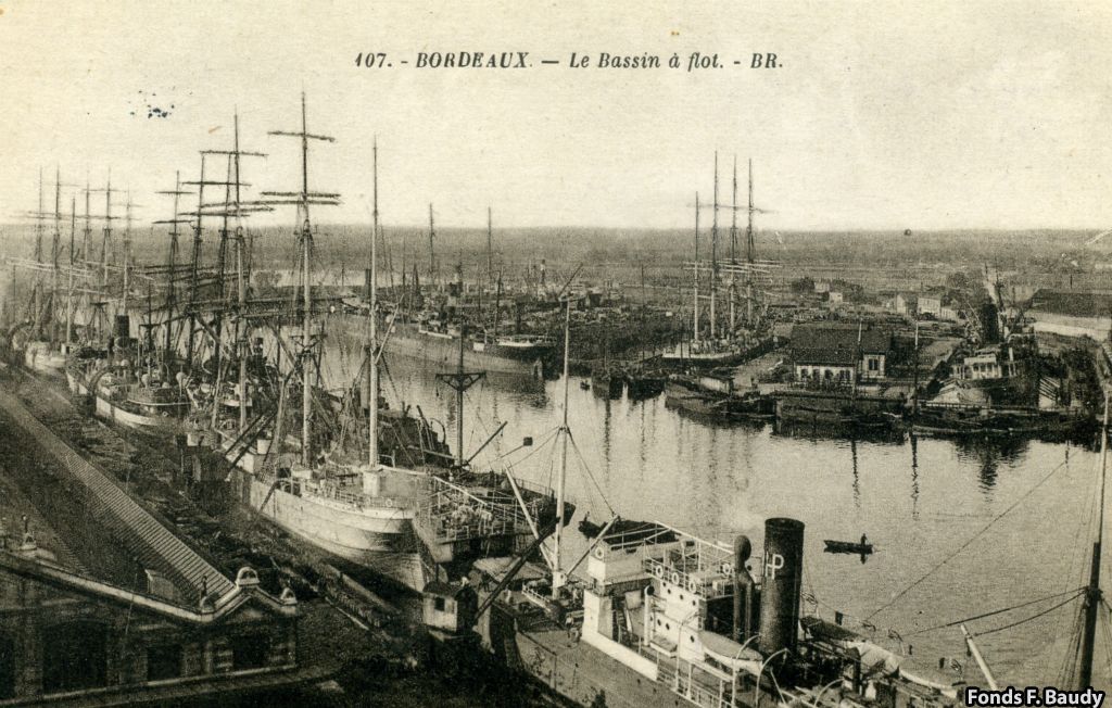 Pour construire le 1er bassin à flot et ses écluses, il faudra 10 ans de travaux. Ce premier bassin  sera inauguré le 18 octobre 1879.