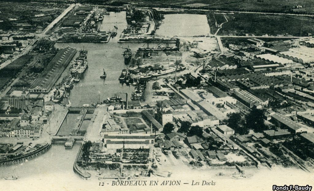 Le second bassin à flot est terminé en 1911. Il  est mis en service en 1912 en même temps que le pont du Pertuis.