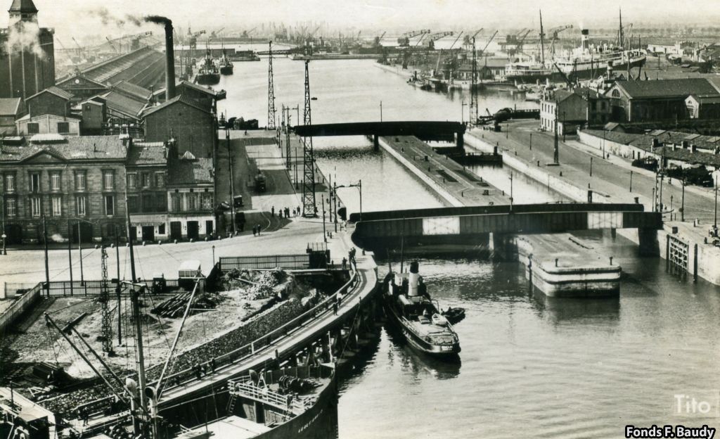 La mise en service du pont roulant du Pertuis a été faite lors de la réalisation du second bassin à flot. Ce pont pivotant sur rail permettait le passage de tout type de véhicules, y compris les trains.