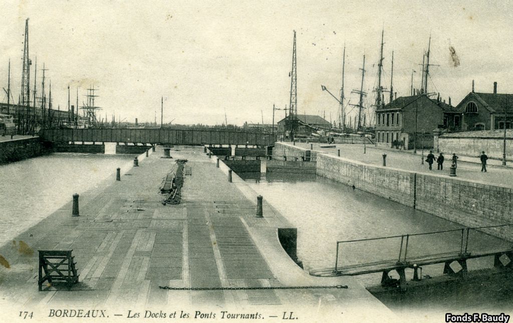 Afin de faciliter l'entrée des bateaux, les ponts sont tournants.