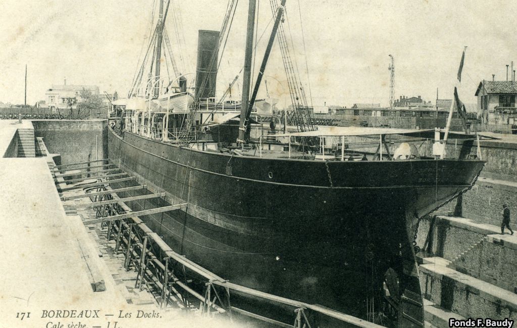 La première forme de radoub, destinée à assurer sur place la réparation et la maintenance des navires marchands hauturiers de plus en plus nombreux, fût construite dans le même temps que le premier bassin. La création d’une seconde forme de radoub, plus petite fût décidée en 1892. 