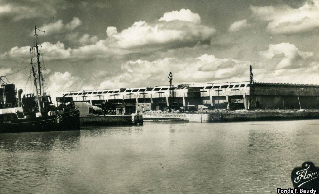 Au cours de la seconde guerre mondiale, les bassins à flot étant le point d'accueil des flottes sous-marines allemandes et italiennes, la construction de la base sous-marine de Bordeaux débutera en 1941 pour se terminer en 1942. 