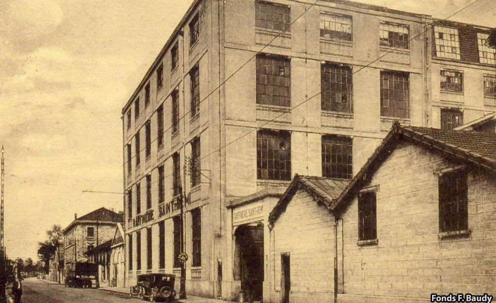 En 1924, l'usine de sucre Saint-Rémi rue Achard s’agrandit, se dote de matériel moderne. En 1984, la raffinerie ferma ses portes car sa modernisation et restructuration auraient coûté trop cher à la société Prodelis, son nouveau propriétaire. 