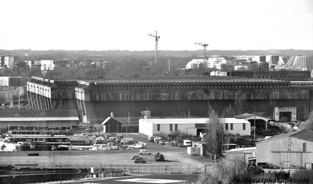 La base sous-marine de Bordeaux est l'une des cinq bases pour sous-marins construites par les Allemands sur la façade atlantique française au cours de la Seconde Guerre mondiale.