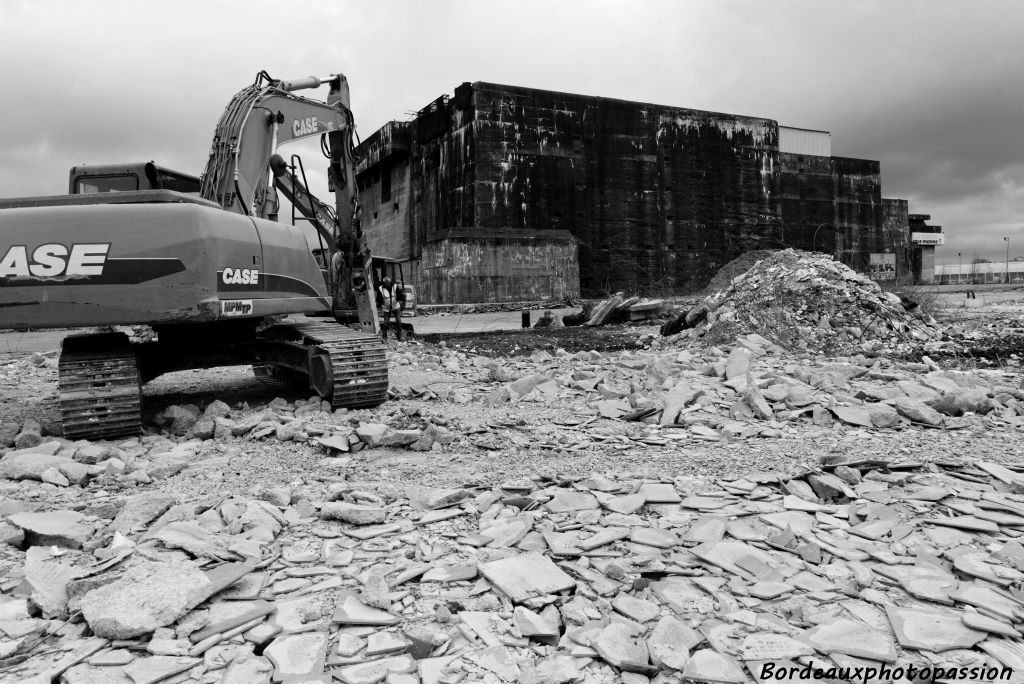 600 000 m3 de béton furent nécessaires pour la construction.