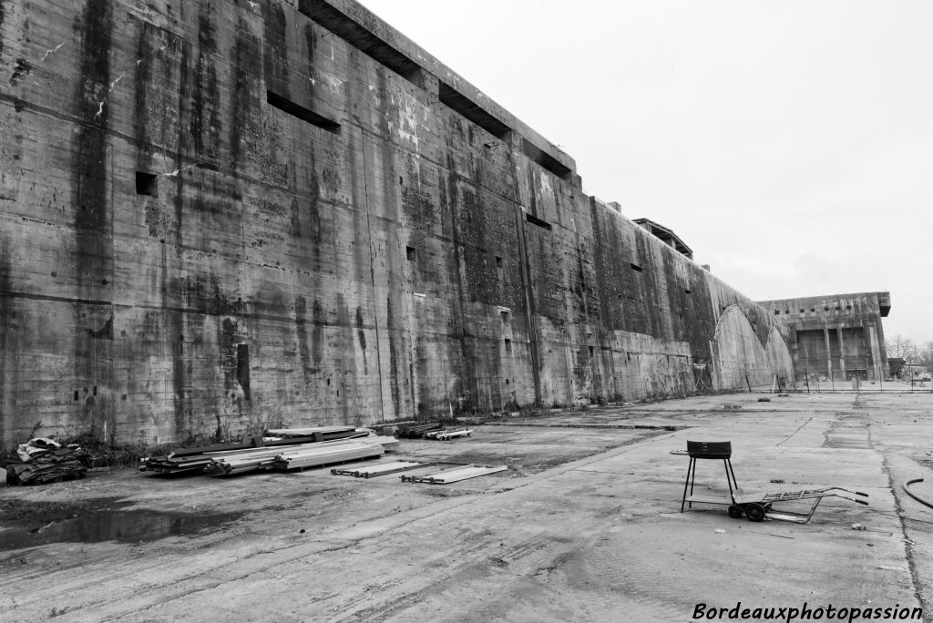 Le bâtiment était constitué d'un bloc de béton armé de 245 mètres de long sur 162 mètres de large et 20 mètres de haut. 