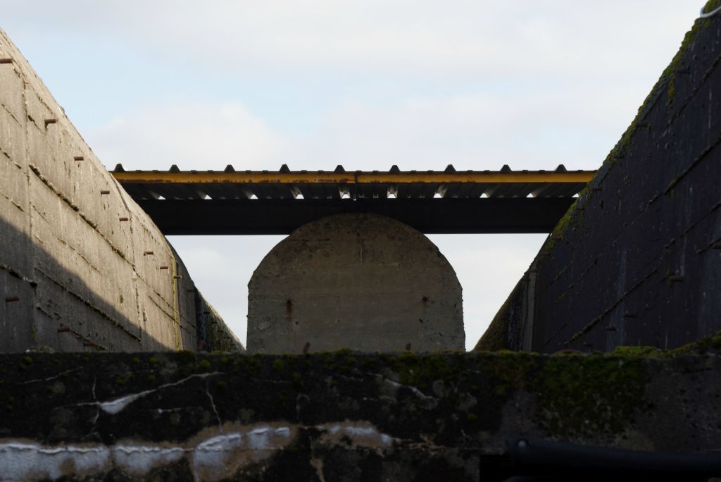 Il s'agissait d'une série de poutres en béton de 32 tonnes placées parallèlement, espacées de 5 à 6 mètres.
