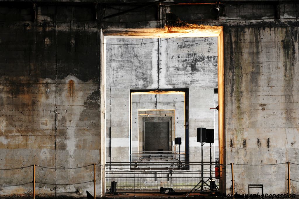 Ce gigantesque bunker est organisé en onze alvéoles liées entre elles par une rue intérieure.