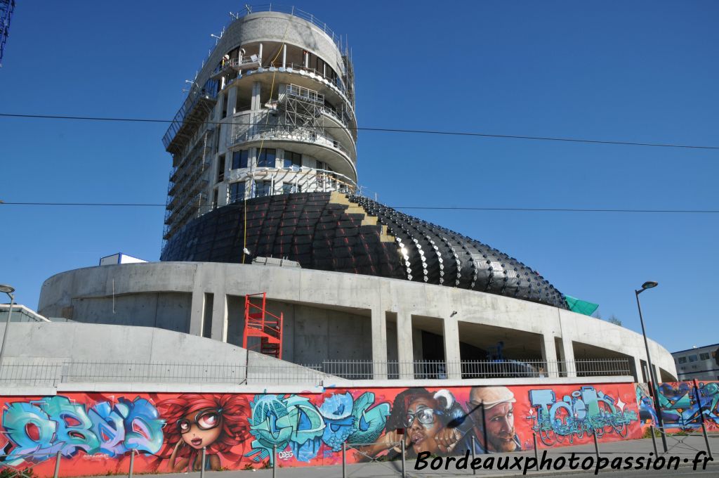 C'est Winie Graffiti qui a réalisé ce graff  très coloré et féminin devant la Cité du vin.