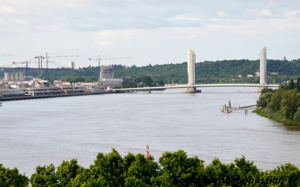 La Cité du vin prend place sur le site des anciennes forges du Grand port maritime de Bordeaux, tout près du pont Chaban-Delmas.