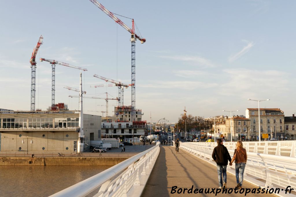 Sur le pont Chaban-Delmas, il fait bon se promener.