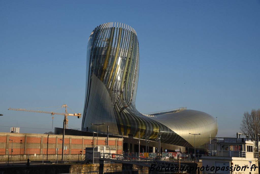 3000 panneaux en aluminium perforé blond, couleur de la pierre bordelaise ont été posés donnant aussi à la structure, la couleur dorée d'un raisin.