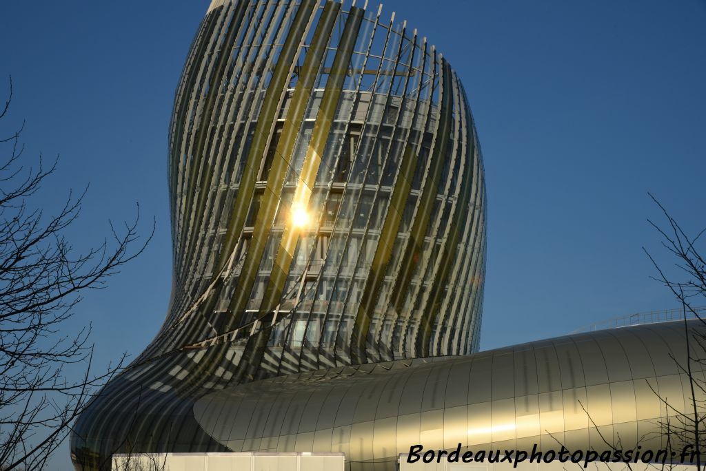 La tour capte bien les rayons du soleil couchant.