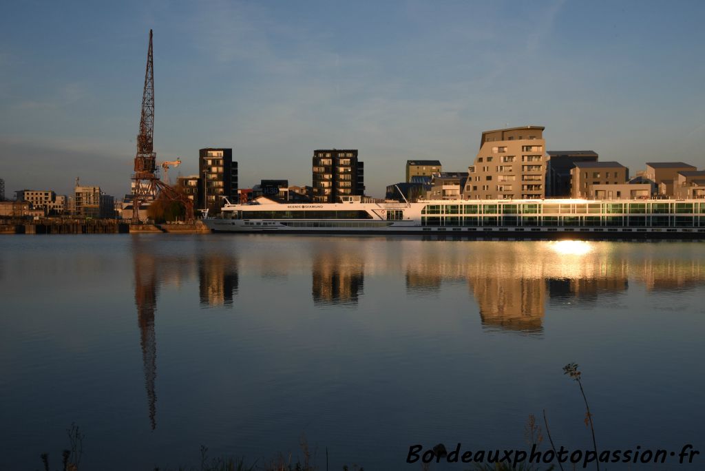 Tout près de la Cité, les bassins à flot apportent le calme et le silence...