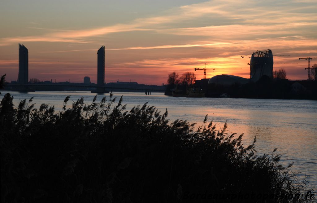 C'est depuis Lormont, sur la rive droite, qu'on aperçoit le mieux la Cité du vin dans son écrin de nature.