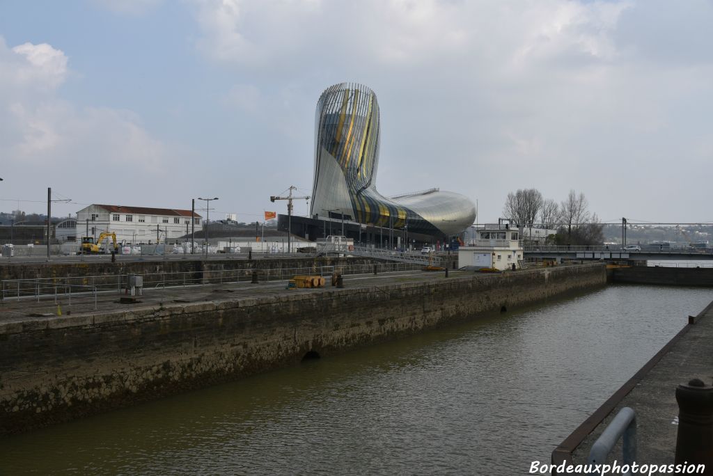 Sas d'entrée ou de sortie pour les bateaux entre la Garonne et le sdeux bassins.