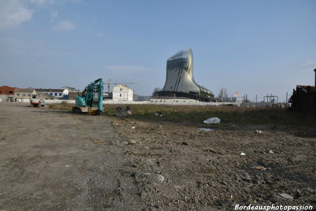 Près de la Cité, un terrain vague qui ne le restera pas longtemps.