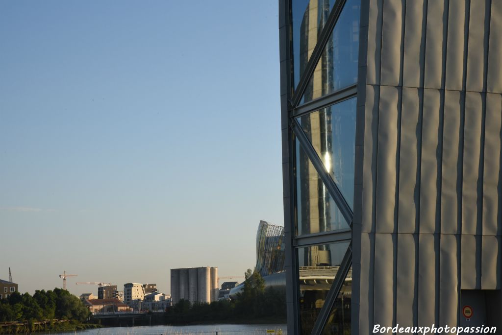 Un pilier du pont Jacques Chaban-Delmas se reflète sur le poste de commande.