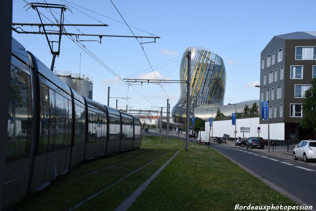 Le tramway, ici quai de Bacalan, dessert bien entendu la Cité du vin.