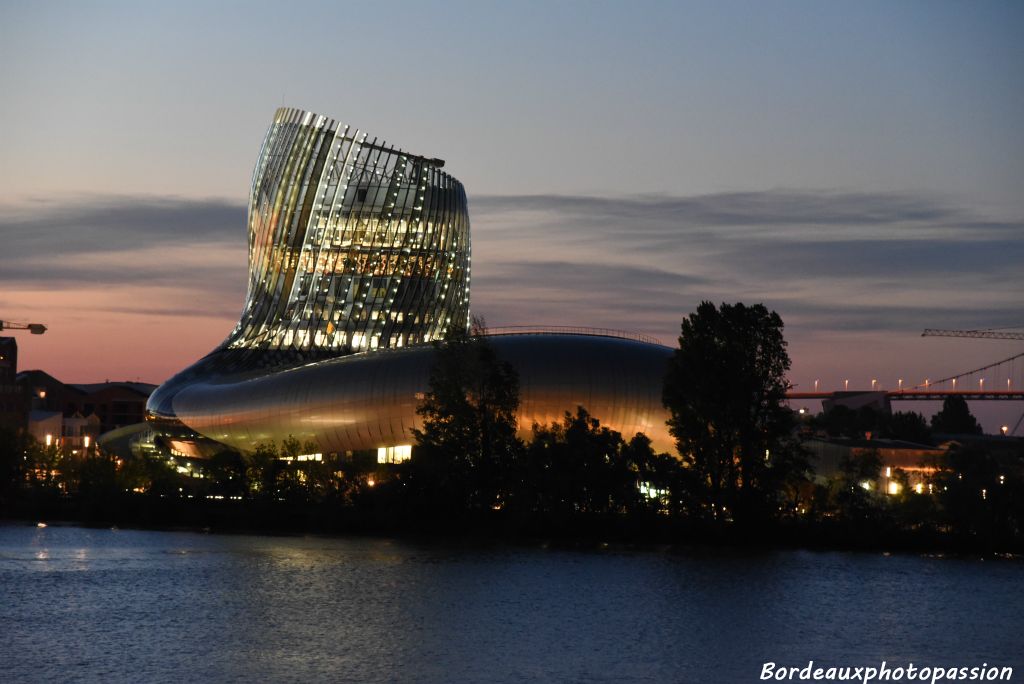 La Cité du vin  de nuit : un festival de couleurs à l'occasion de l'inauguration du bâtiment.