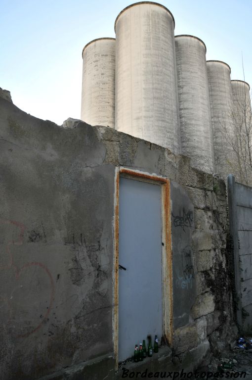 Non ce n'est pas la porte pour entrer dans les silos.