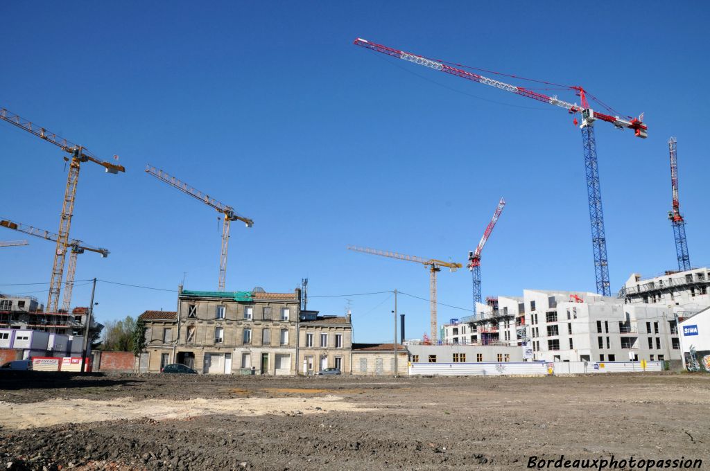 C'est sur ce terrain libre au premier plan va servir que sera construit le futur musée de la mer et de la marine de Norbert Fradin.