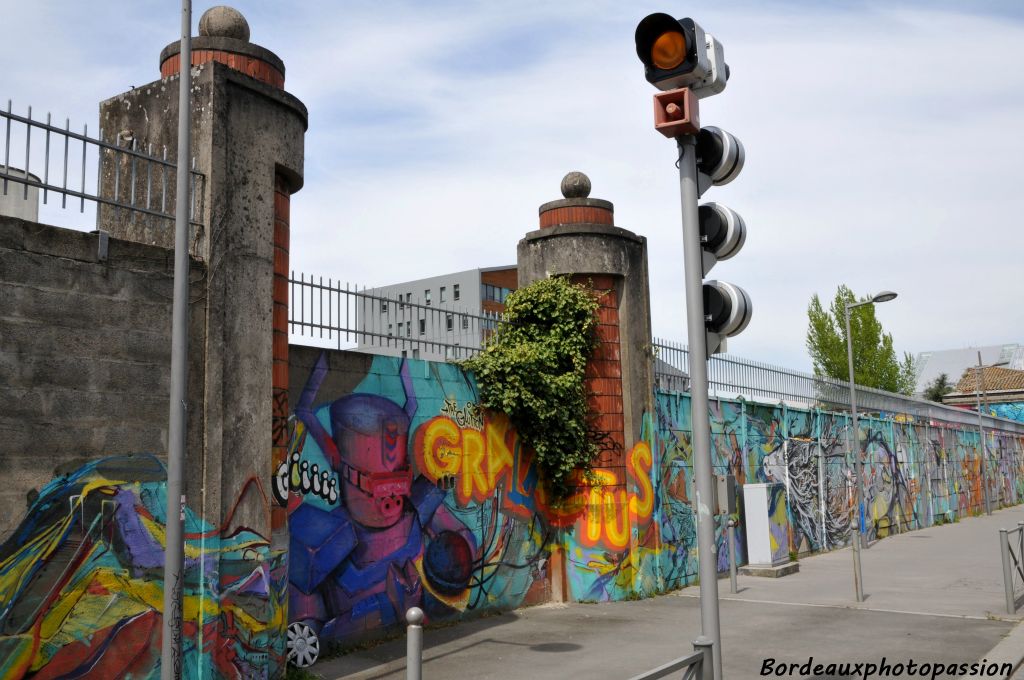 L'îlot de l'ancienne fourrière et son mur décoré de graffiti éphémères.