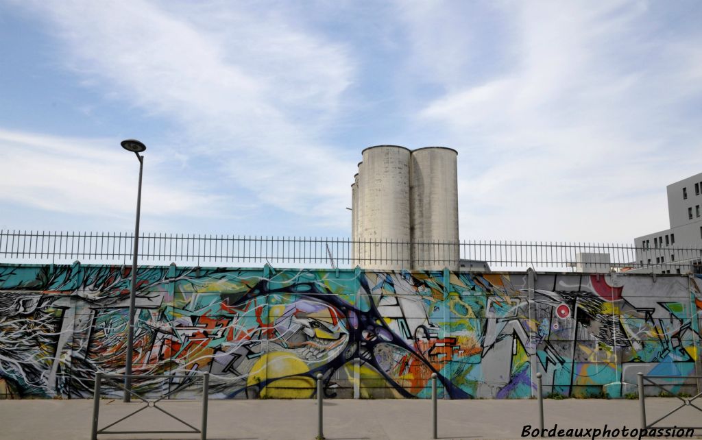 Devant la Cité du vin ce mur n'existe plus.