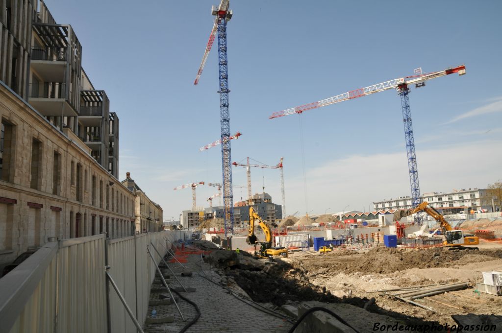 Sur la droite en descendant la rue Lucien Faure, les travaux vont bon train.