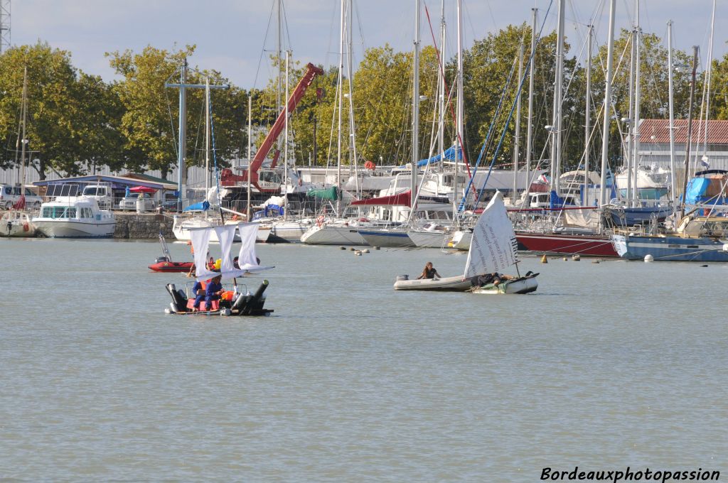 Le spectacle est aussi sur l'eau avec un concours de radeaux.