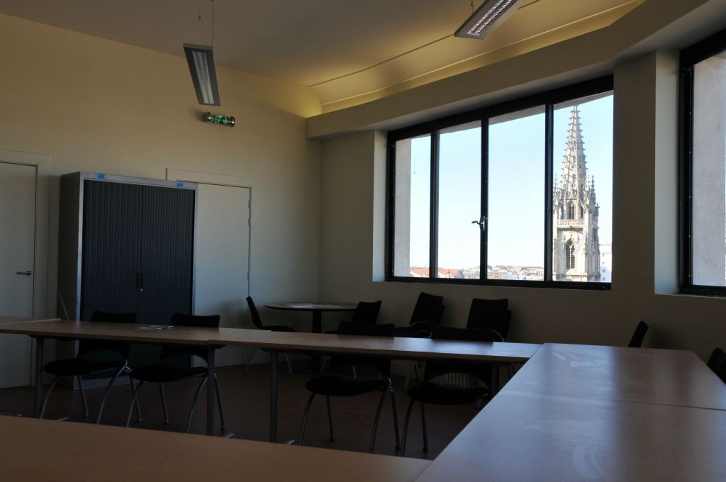 Depuis la salle de réunion, la vue sur Bordeaux est étonnante.