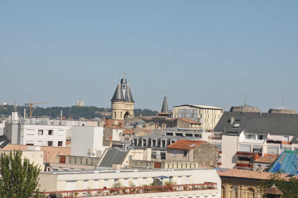 La Grosse Cloche se distingue dans le quartier Saint Éloi.