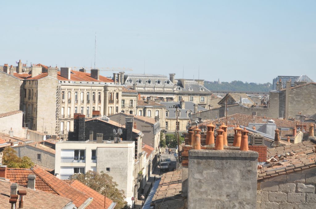 On devine la place de la Victoire avec l'ancienne faculté de médecine.