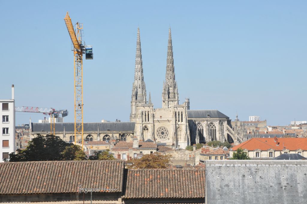 Les deux flèches du portail nord de la cathédrale Saint-André encadrent le portail sud récemment rénové.