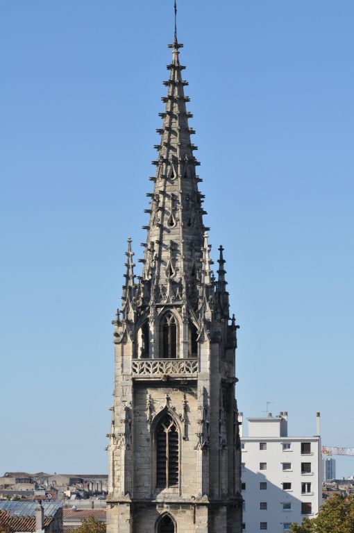 Le clocher de l'église toute proche Sainte-Eulalie. Il a été rénové depuis.