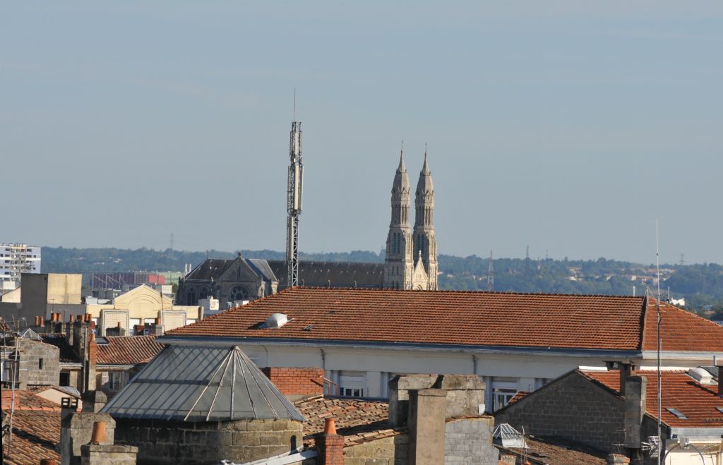 Une antenne moderne essaie d'imiter les flèches du Sacré Choeur.