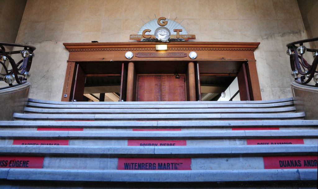 Avant de rentrer dans l'immense salle Ambroise Croizat...