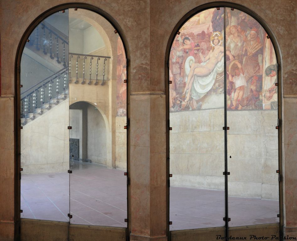 Dans les deux foyers la fermeture des arches en demi-cercle par des portes-miroirs, créent des jeux de reflets et de perspective.