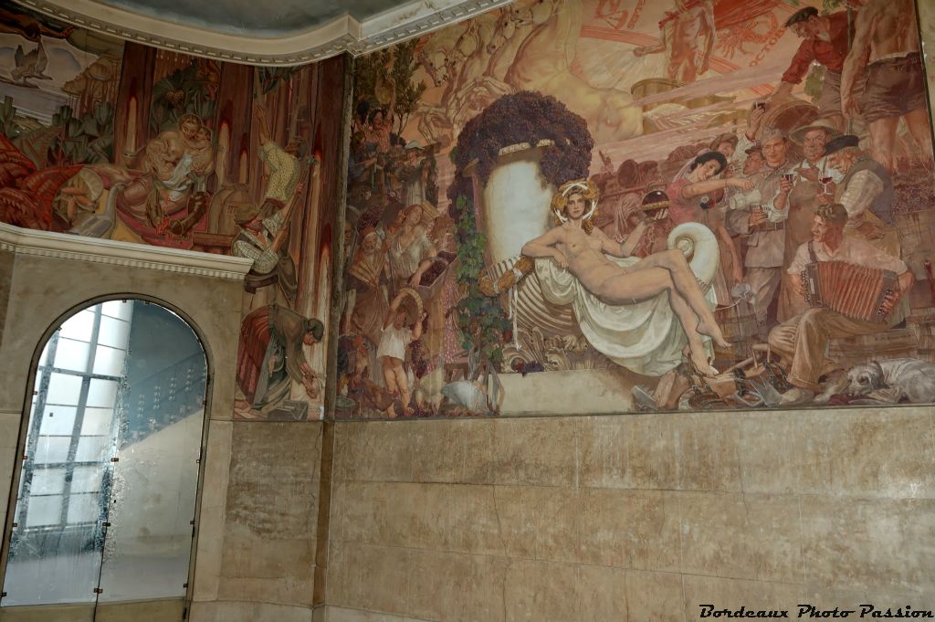 La fresque "des pins des Landes" voisine avec celle en l'honneur du vin.