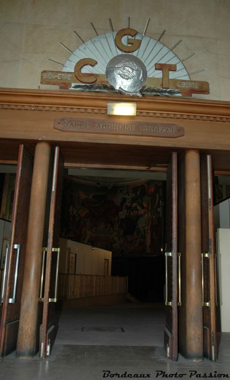 Pénétrons dans la grande salle Ambroise Croizat, amphithéâtre classique de 1300 places, autrefois rempli de fauteuils rouges.