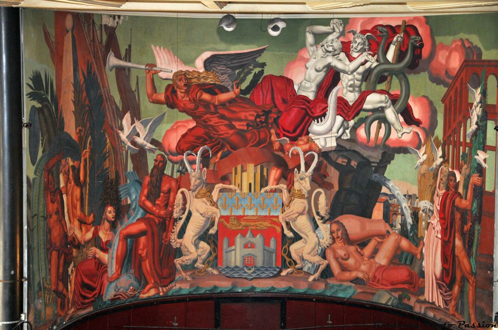 La fresque de Jean Dupas au-dessus de la scène est "à la gloire de Bordeaux". Symboles modernes et mythiques se mélangent pour proclamer la renommée de la ville.
