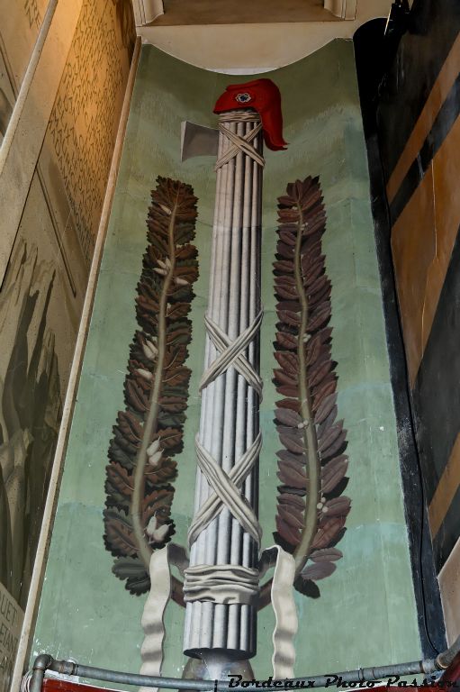 Le faisceau du licteur lié par trois fois, coiffé du bonnet phrygien.