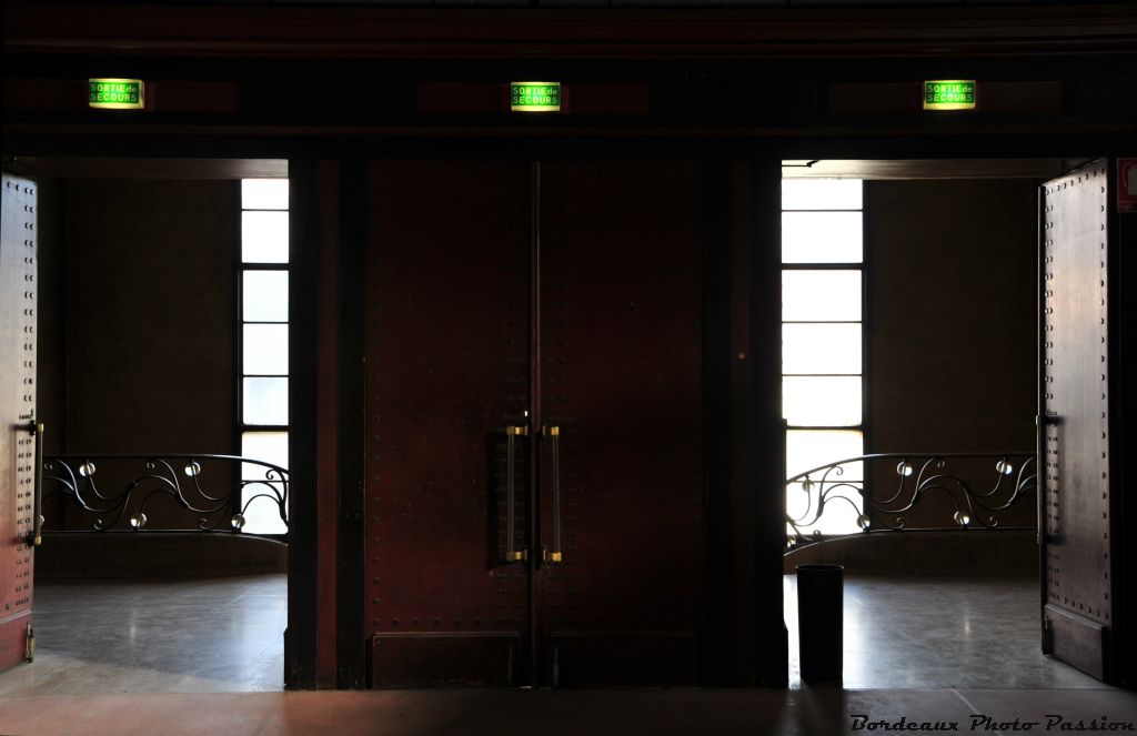 Reprenons la grande entrée pour atteindre ce balcon où une surprise nous attend.