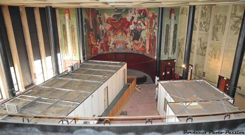 Depuis le balcon la salle paraît immense, on l'imagine remplie de spectateurs dans leur fauteuil rouge.