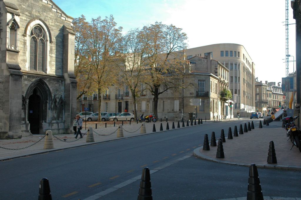 Vous êtes dans la rue Jean Burguet, depuis l'entrée de l'hôpital Saint André. L'église Sainte-Eulalie est sur le même côté que la bourse du travail au loin.