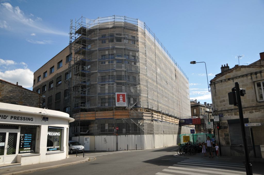 Un bâtiment est d'apparence austère mais  cache des trésors que seuls les habitués du lieu connaissent. La façade est en rénovation depuis 2012.