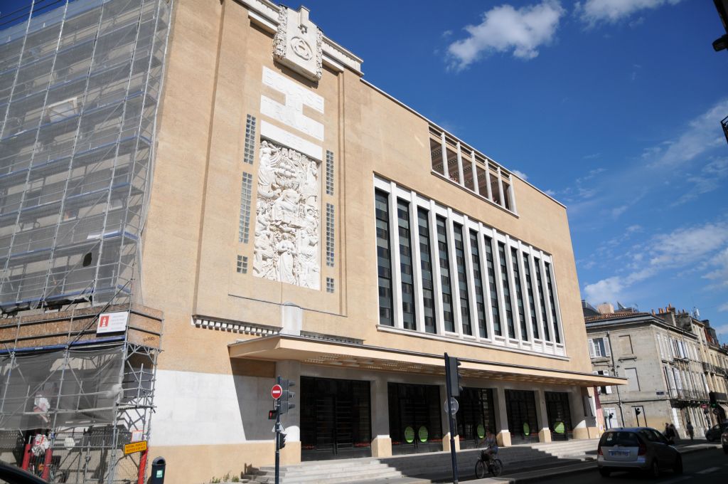 C'est surtout la façade donnant sur le cours Aristide Briand qui est la plus connue.