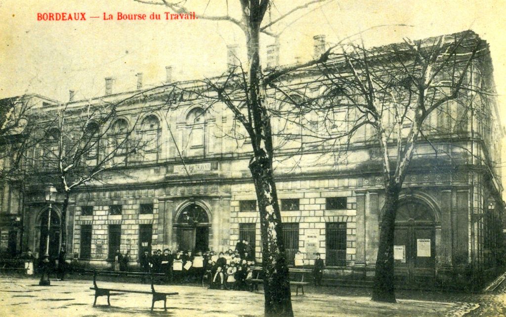 La première bourse du travail se situait aux 42 et 44 rue de Lalande. C'était une ancienne école de médecine et de pharmacie affectée en 1890 à une bourse pour les travailleurs, les réunions des syndicats...