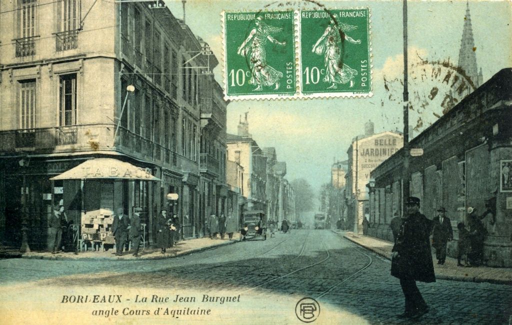 La rue Jean Burguet qui descend vers l'hôpital Saint-André en passant devant l'église Sainte-Eulalie. À droite le château d'eau.