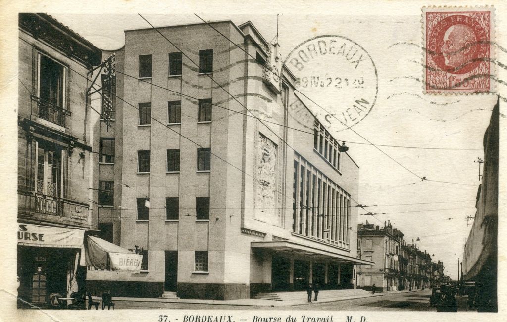 Inaugurée le 1er mai 1938, elle a été construite à partir de 1933 par l'architecte Jacques d'Welles sous l'impulsion du maire Adrien Marquet.